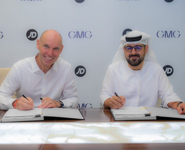 Régis Schultz, CEO of JD Sports (L) and Mohammad A. Baker, Deputy Chairman and CEO of GMG (R) at the signing of the franchise agreement _ image GMG