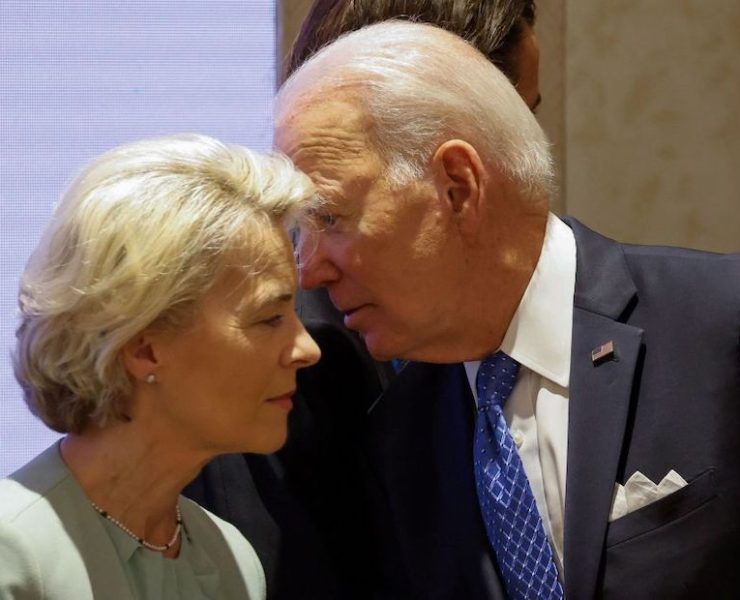 US President Joe Biden (R) speaks with European Commission President Ursula von der Leyen